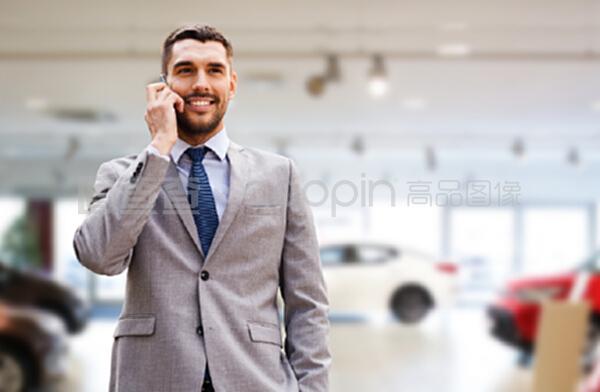 汽車業(yè)務(wù),汽車銷售,手勢和人的概念-微笑的商人在智能手機(jī)上談?wù)撈囌故颈尘? class=